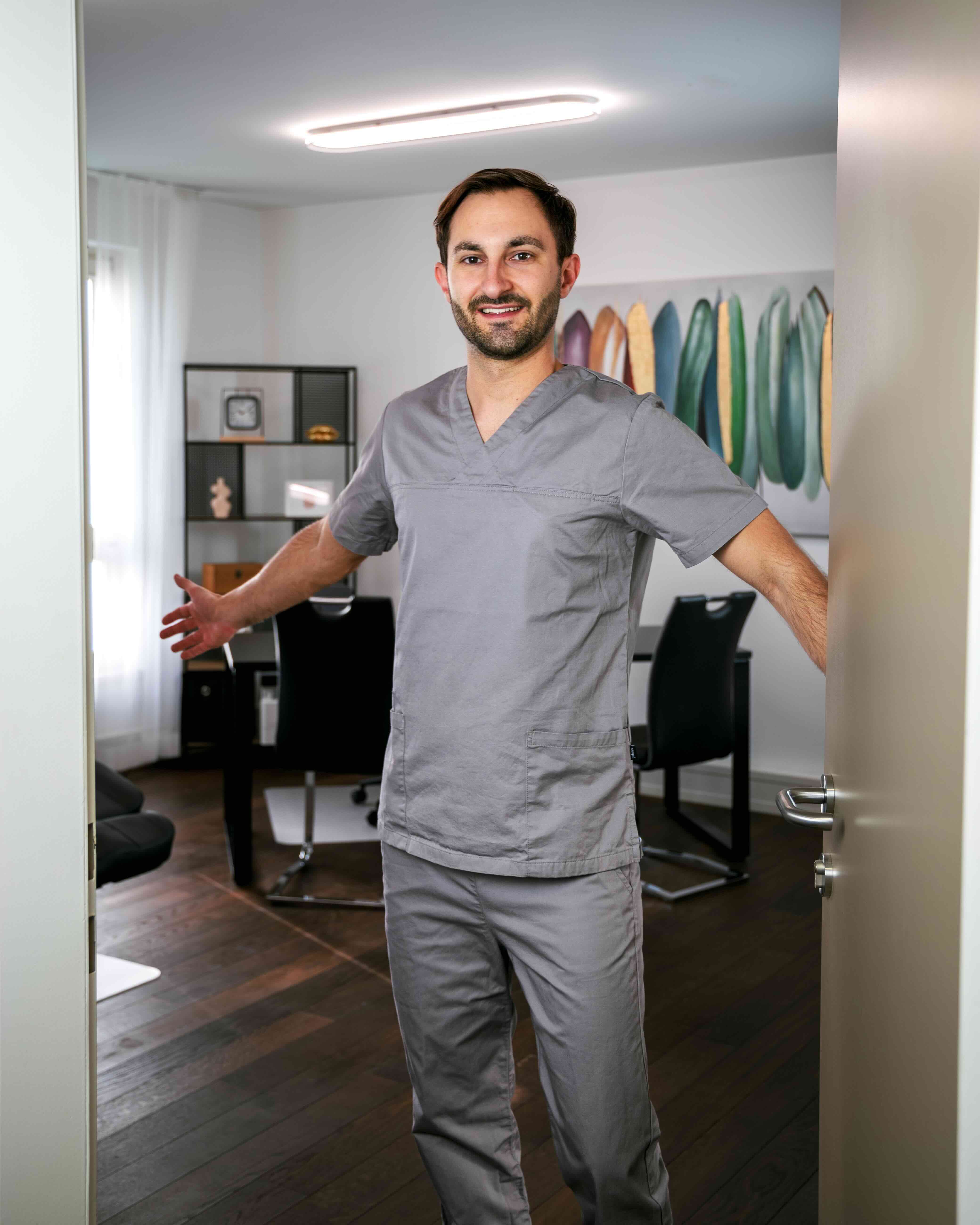 Dr. med. univ. Peter Pumberger in der Ordination